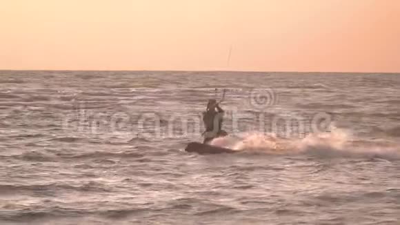黎明时一个人管理一只训练风筝黎明时风筝冲浪慢动作视频的预览图