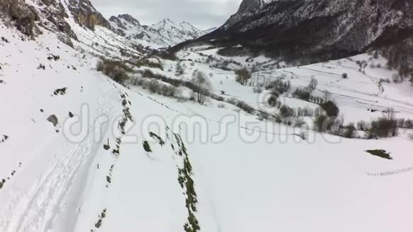 充满雪的山谷的空中景色视频的预览图