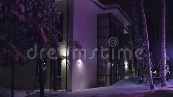 两层乡村小屋侧景在夜间紫色的微光下有全景窗视频的预览图