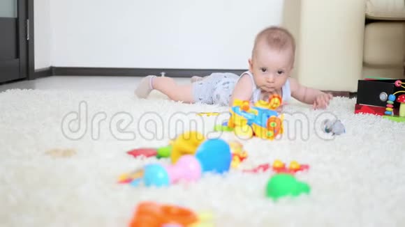 小男孩用地毯在地板上玩玩具飞机视频的预览图
