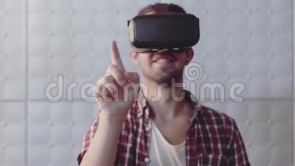 一个戴虚拟眼镜的人视频的预览图