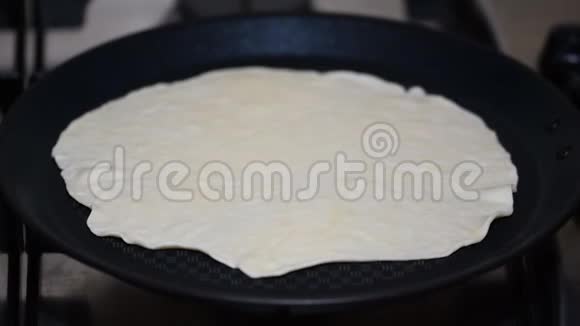 在热锅里煮的白玉米玉米玉米饼视频的预览图