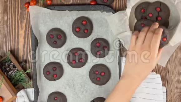 手上的俯视图为巧克力饼干特写视频的预览图