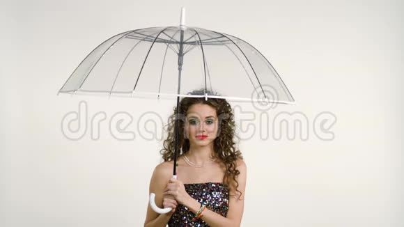 女人撑伞看镜头的肖像视频的预览图