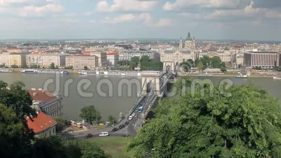 Szechenyi链桥上的风景和晴朗夏日布达佩斯的全景视频的预览图