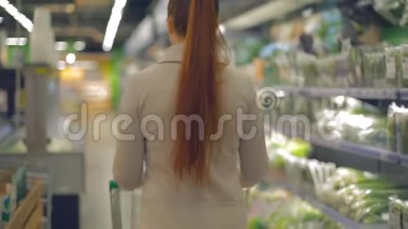生活方式的女人带着手推车去杂货店视频的预览图