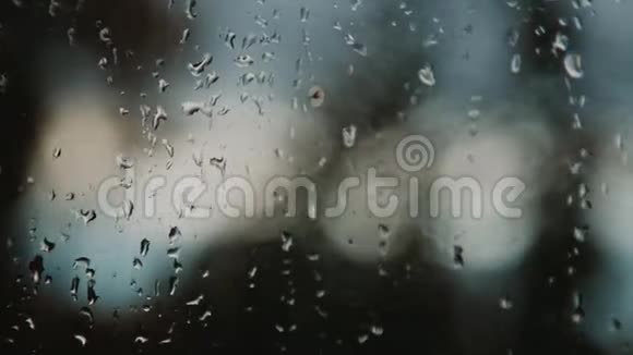 一扇被雨滴覆盖的窗户视频的预览图