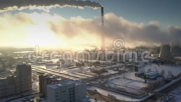 上景冷却塔和管道产生烟雾和蒸汽视频的预览图