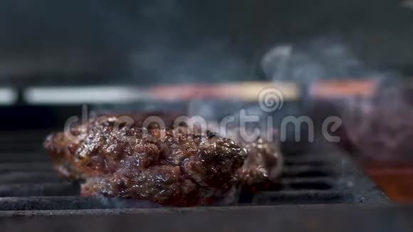 在烤架上烤汉堡的肉视频的预览图
