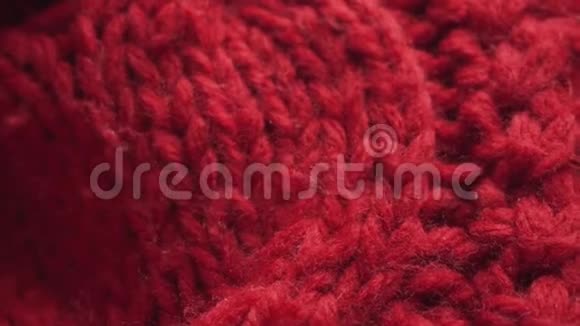 一条红色针织围巾的纹理特写镜头慢动作视频的预览图