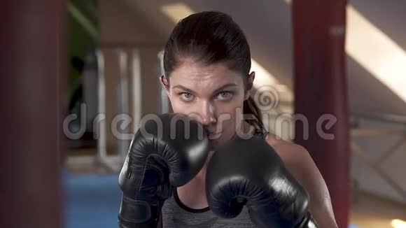 精力充沛的黑发女人正在对着镜头拳击做刺戳和上勾拳特写镜头慢动作视频的预览图