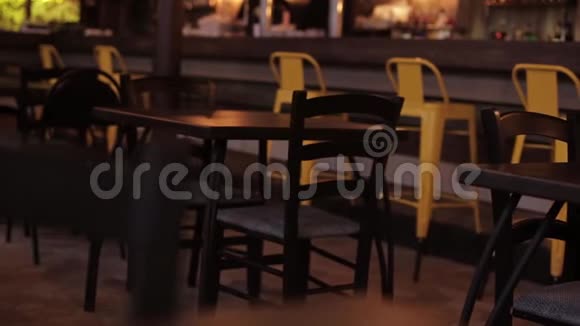 空餐馆桌子站在酒吧的背景下视频的预览图