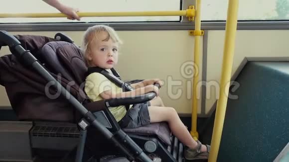 坐在婴儿车里的男孩视频的预览图