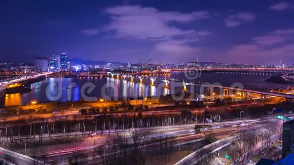 首尔市和汽车通过桥和交通汉河在夜间首尔市中心韩国4K时间流逝视频的预览图