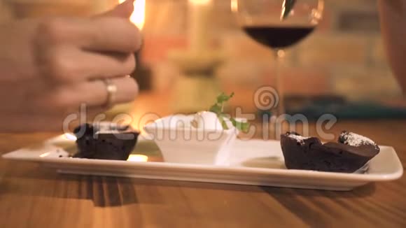 浪漫的情侣在晚上的餐厅用勺子吃冰淇淋甜点男人和女人用冰淇淋吃甜点视频的预览图