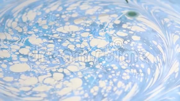 用油漆和水做漂亮的实验视频的预览图