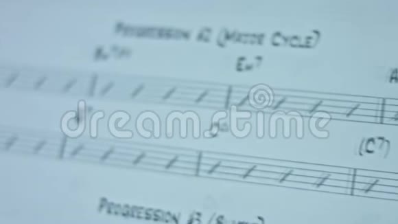 音乐空纸带符号线小提琴键克里夫标志音乐概念图蓝色艺术形象视频的预览图