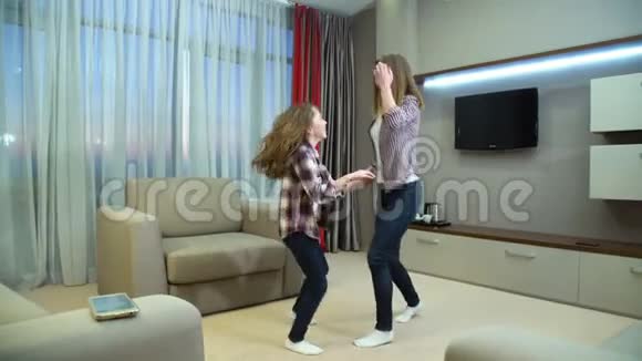 家庭活动休闲音乐儿童疯狂跳舞视频的预览图