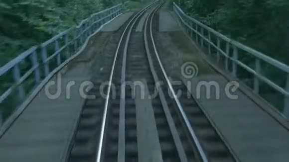 日落大桥上的铁路视频的预览图