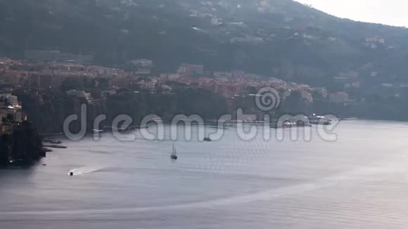 梅塔索伦托港口湾科穆恩那旅游酒店美丽的云彩前往欧洲意大利度假时间流逝视频的预览图