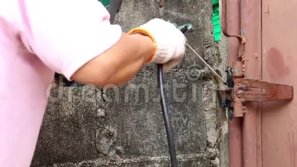 修理工人正在工厂焊接钢门热金属产生的火花关闭手工具视频的预览图