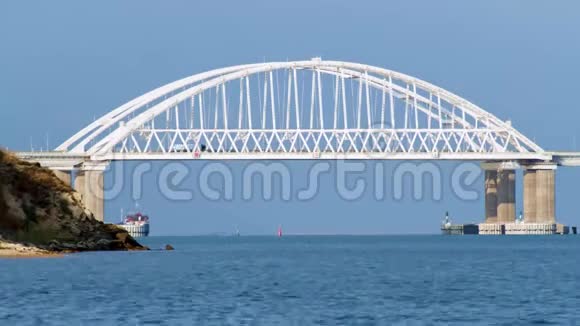 美丽的海景有白色的大桥在夏天阳光明媚的日子里驾驶汽车和大船在桥下航行视频的预览图