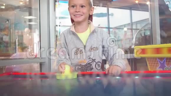 小男孩玩气体曲棍球慢动作视频的预览图