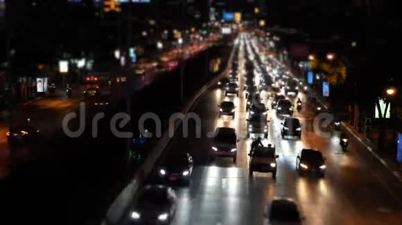 傍晚高峰时大街上交通堵塞汽车拥堵视频的预览图