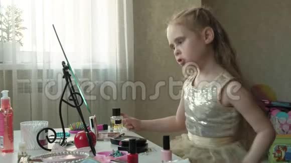 红发的小女孩照镜子照镜子化妆洗脸时尚时尚时尚化妆品视频的预览图