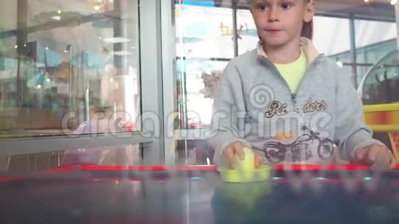 小男孩玩气体曲棍球慢动作视频的预览图