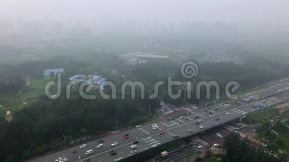北京空气污染严重的俯视公路视频的预览图