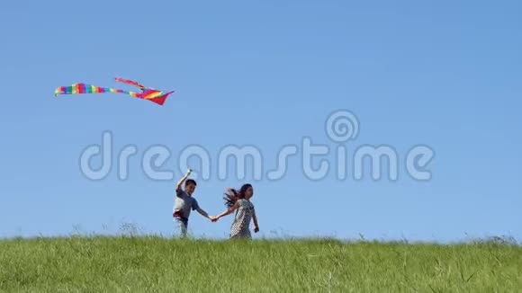 孩子们拿着放风筝跑下青山视频的预览图