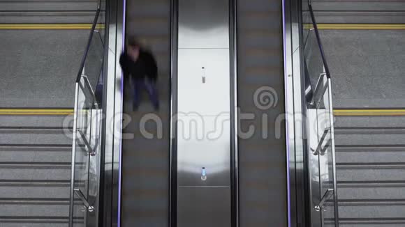 随着时间的推移人们乘坐自动扶梯进入购物中心市场或商场从上面可以看到现代机场视频的预览图