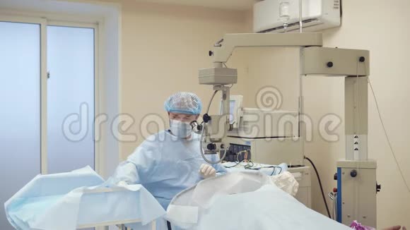 单独的外科医生坐在手术室里和病人同桌视频的预览图