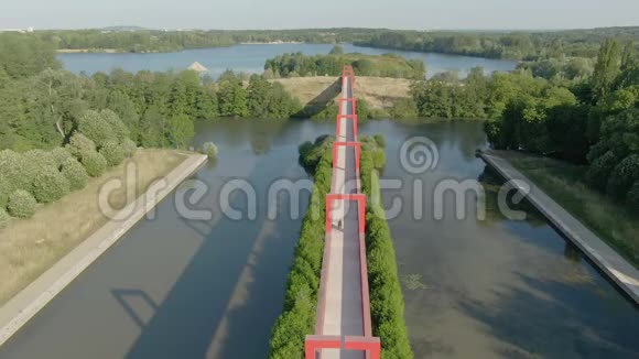 俄西河红拱桥空中拍摄视频的预览图