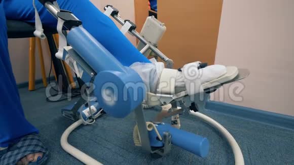 腿上的医学治疗自动机器在医院病房移动病人的腿视频的预览图