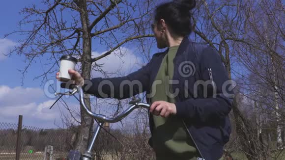 在户外骑自行车的女人喝咖啡视频的预览图