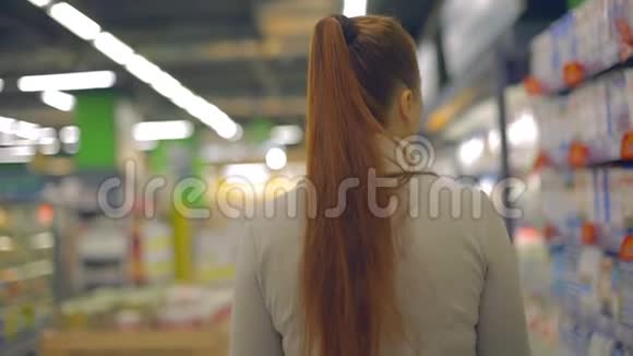生活方式的女人带着手推车去杂货店视频的预览图