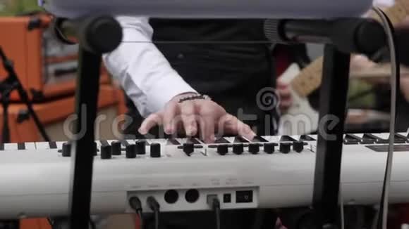 音乐家用电子钢琴演奏音乐视频的预览图