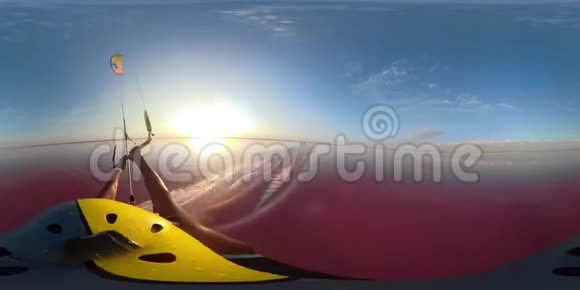 360度一只雄性风筝从一个粉红色的湖里冲过视频的预览图