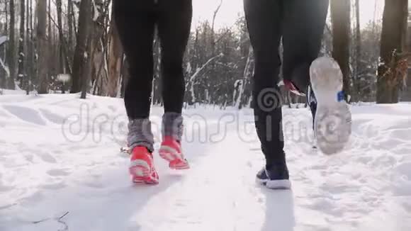 青年男女在冬林中奔跑早上好雪从鞋底飞出视频的预览图