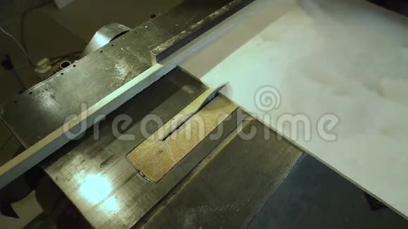 成熟家具制造商用圆锯在车间用木板切割的中镜头侧视视频的预览图