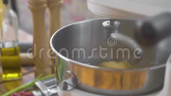 用面粉在意大利面食的捏合机上制作面团厨房搅拌机揉面面团做糕点原料视频的预览图