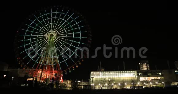 摩天轮在游乐园晚上在小田坝东京广射视频的预览图