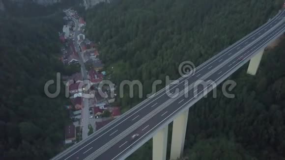 傍晚在山上的公路桥和隧道视频的预览图