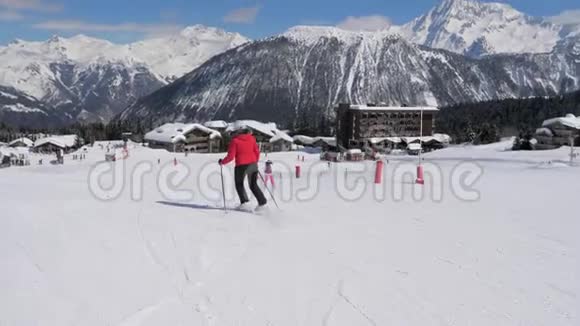 山坡上滑雪的雕刻风格迦勒底视频的预览图