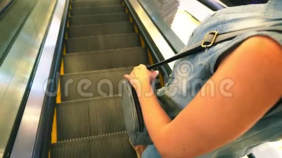 女人的手扶梯扶手上移动慢动作特写视频的预览图
