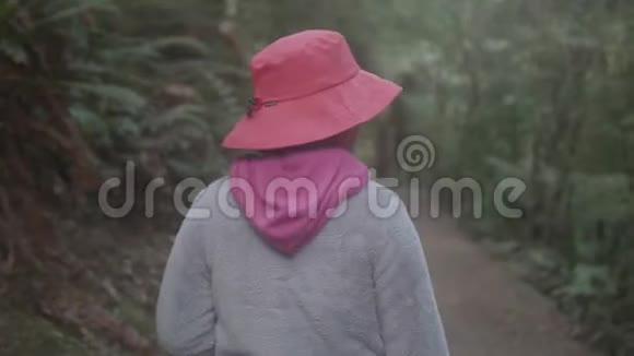 一个近距离拍摄的旅行女性在森林里户外视频的预览图