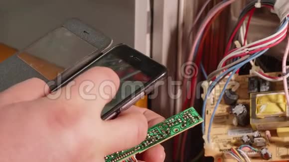 管道工用智能手机作为百叶窗来看电子卡的一部分视频的预览图
