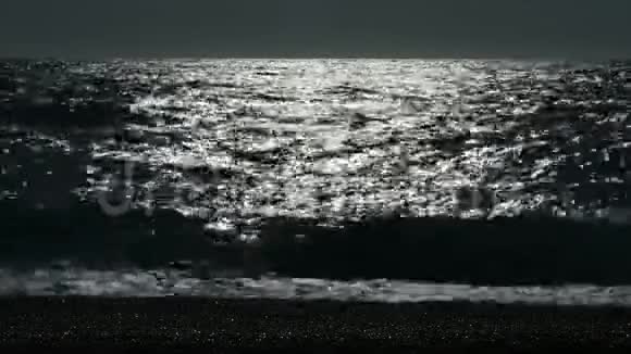 地中海海浪在夏季的夜晚视频的预览图